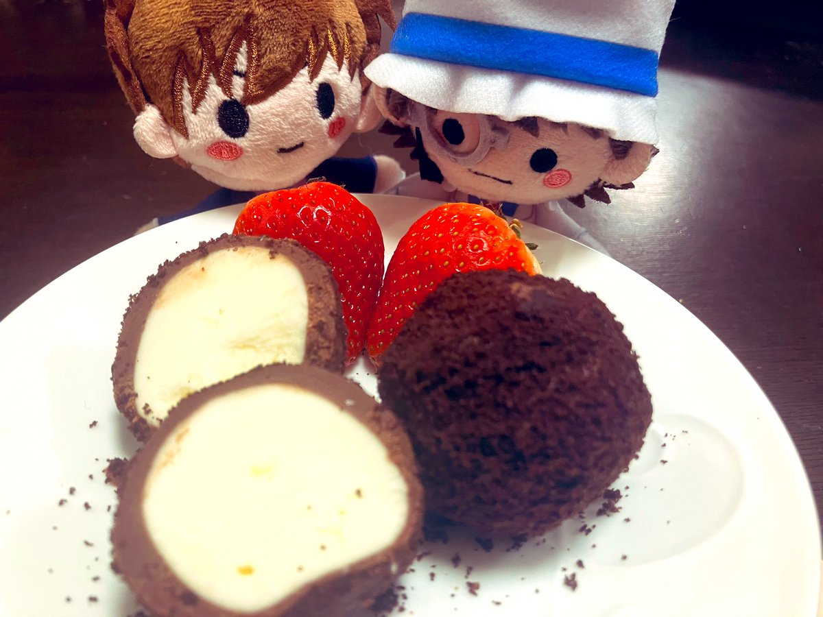 #白快おやつタイム
生チョコとレアチーズのケーキに苺を添えて🍓

webオンリーずっと回ってる、回っても回っても終わらない喜び･･･✨