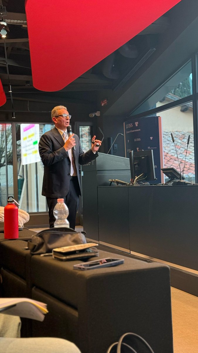 DomeniGiordano's tweet photo. Per il terzo anno di fila su invito del direttore @frangiorgino torno al #Macopol @UniLUISS per raccontare, dati alla mano, i 2 modelli di presidio dei social media dei leader politici
@laureatiluiss @tom_longobardi @BenedettaFrucci @flavioaliver @DarioAdamo @arcadiacomit https://t.co/pGoVWKwg3g
