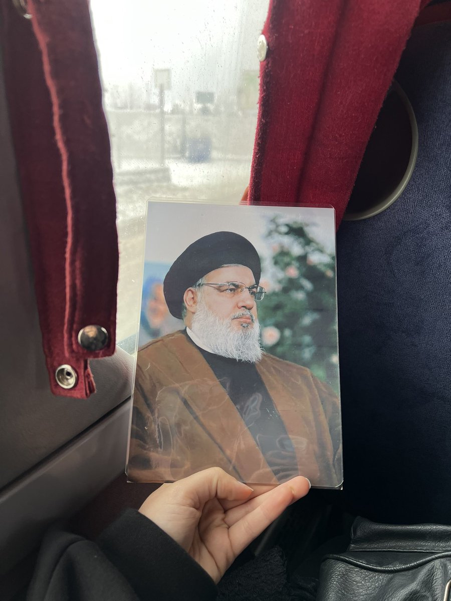 DorRayan's tweet photo. بقاعنا على العهد 🤍💛

#الشهيد_القائد_حسن_نصر_الله 
#يوم_التشييع https://t.co/z8aXcHLhU5
