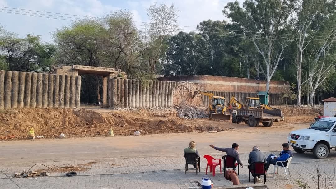 Sad day in the history of Chandigarh. How can anybody be allowed to vandalise the heritage of the city so callously. Beyond words ! Nek Chand's Rock Gardens compound wall being demolished yesterday 22.03.2025
<a href="/ManishTewari/">Manish Tewari</a> <a href="/ChandigarhAdmn/">Chandigarh DPR</a> <a href="/TOIChandigarh/">TOIChandigarh</a> <a href="/jomalhotra/">Jyoti Malhotra</a> <a href="/htTweets/">Hindustan Times</a>