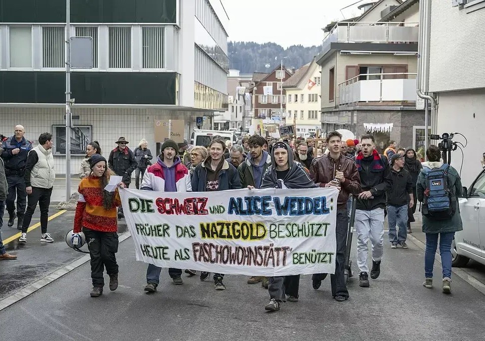 Wenn USAID dir die Gelder streicht und du die Antifa Demo bei Temu bestellen musst.