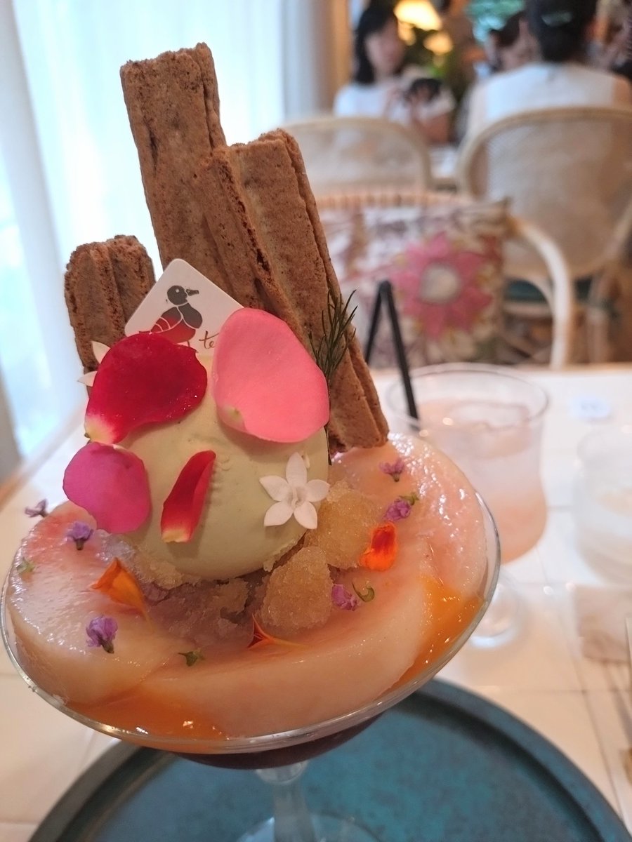 #白快おやつタイム
日本トップクラスのショコラティエとパティシエによる「チョコレート＆アイスクリーム」専門カフェ(兜町。検索するとすぐに分かると思います！)白くんと快くんに行ってほしい✨写真は夏の桃パ🍑