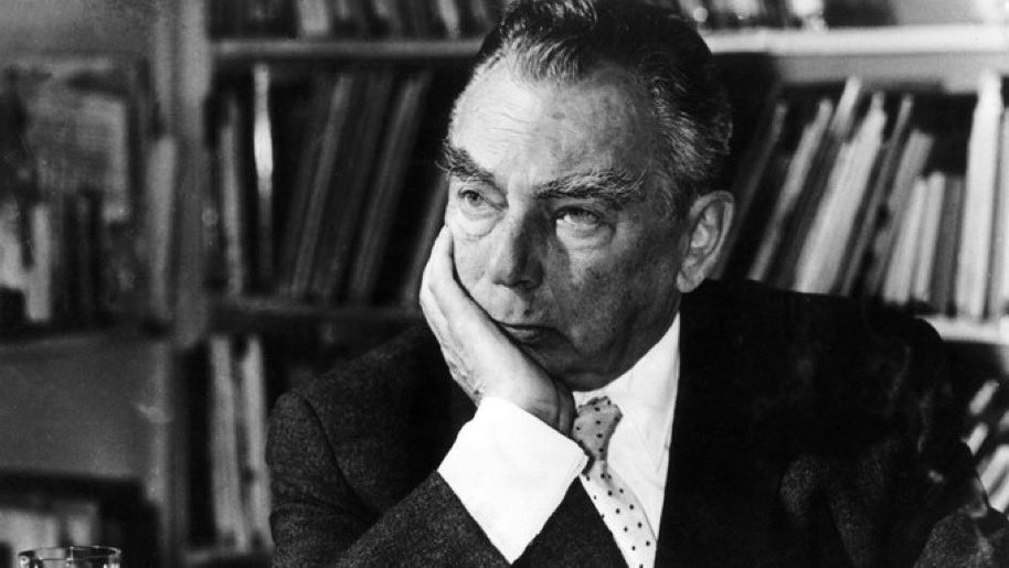 „Man darf nicht warten, bis aus dem Schneeball eine Lawine geworden ist. Man muss den rollenden Schneeball zertreten. Die Lawine hält keiner mehr auf.. Das ist die Lehre, das ist das Fazit dessen, was uns 1933 widerfuhr.“

Erich Kästner, 
geboren am 23.2.1899 in Dresden.