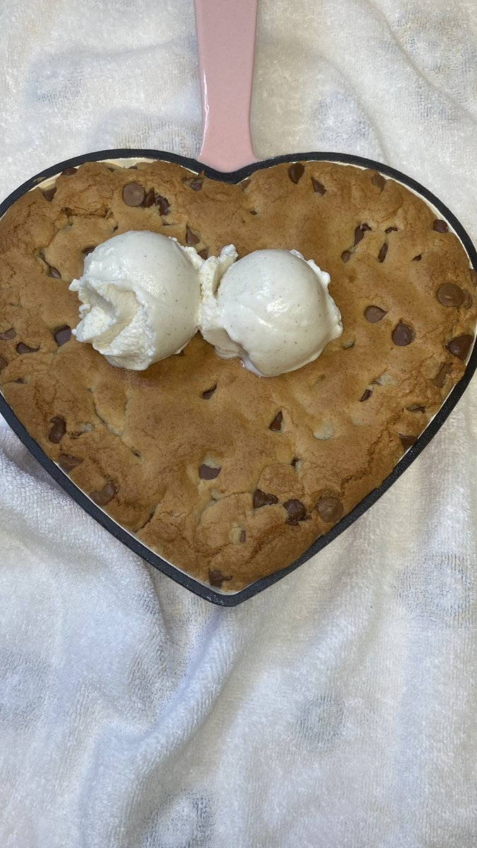 gabbyskitchennn's tweet photo. Cookie skillet 🍳 https://t.co/EGuIsftt37