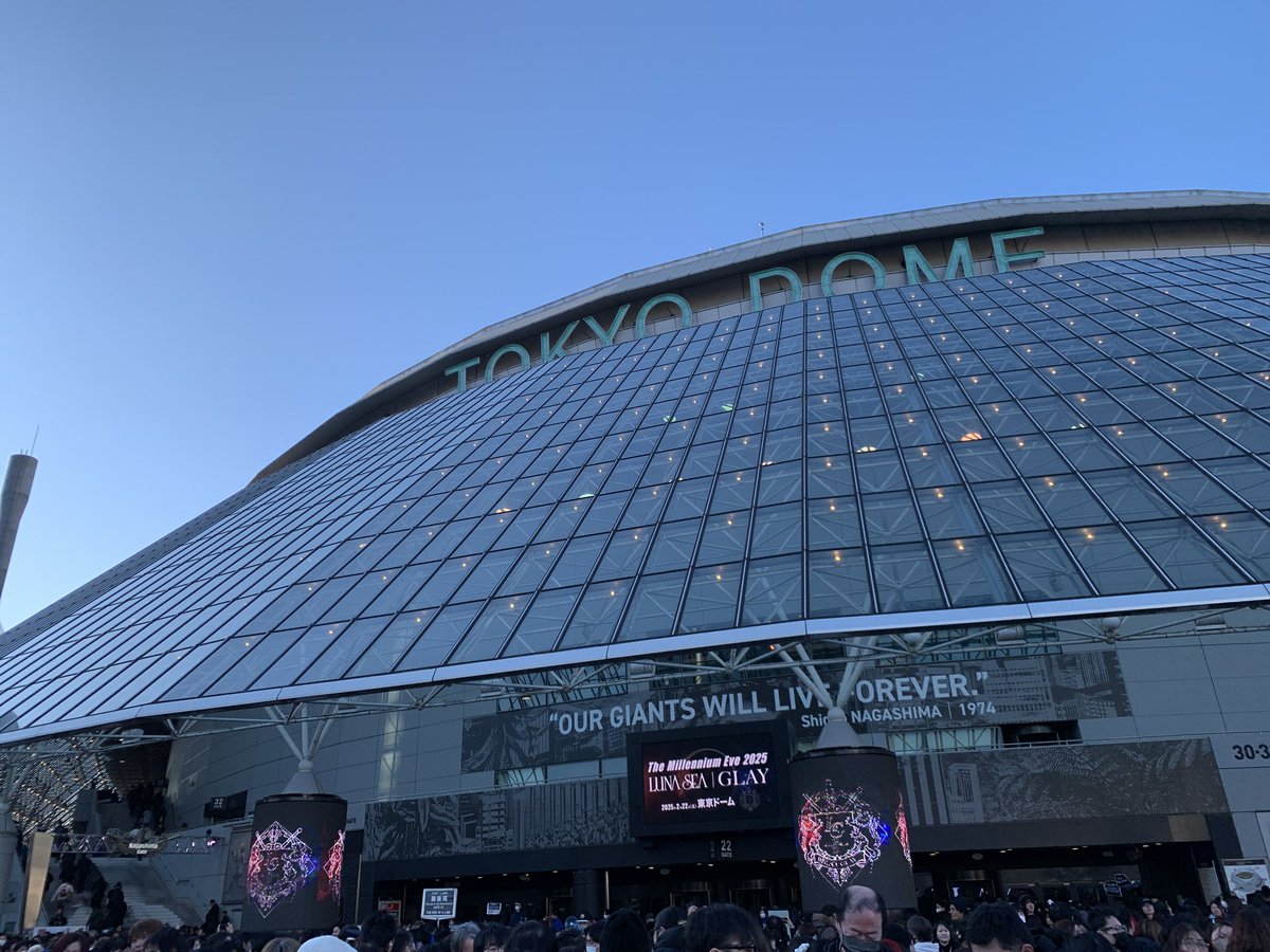 ring_1980's tweet photo. 昨日は、LUNA SEAとGLAYのThe Millennium Eve 2025東京ドームを観に行った。東京ドームで10列以内だったので表情までよく見える位置で、めちゃ楽しかったし最高！初GLAYだったし、凄く貴重なライブを見せて頂きました https://t.co/nNry97hEUk