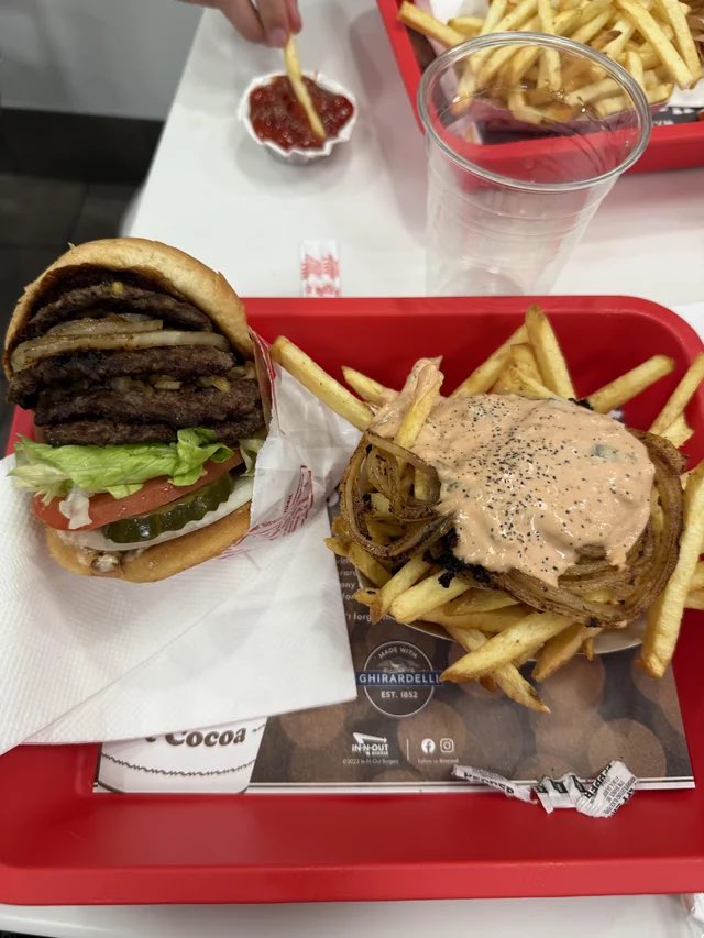 ᶠᵃⁿ In-N-Out Burgers tweet media