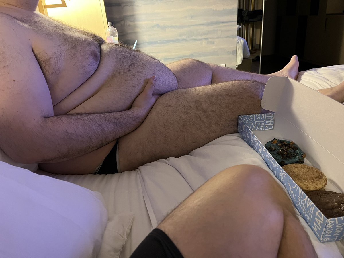 Dessert with my boyfriend/hog <a href="/WTGains/">BlubberHog</a> Going to make him so big this week 🚢