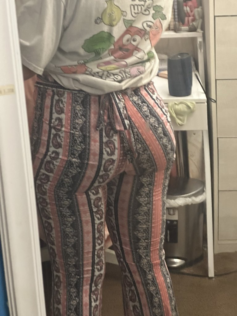 Upay_Nyra's tweet photo. It looks like my ass is getting fatter in the gym. But now my favorite pair of pants are getting too small. 

Who wants to replace them😌 https://t.co/l62m1GbWXE