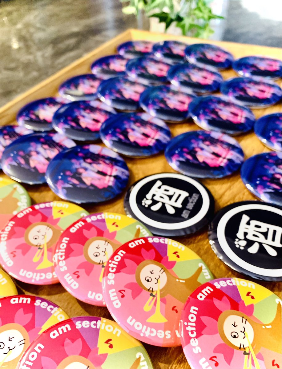 今回2/28も会場限定で缶バッジが発売されます♪ななんと、、今回はメンバー集合バッジが登場！！そして原田彩香のデザインのあのキャラも遂に公式化？しました！！😺😺😺

この動物は一体なにを吹いて、、！？
答えはMCにて😉