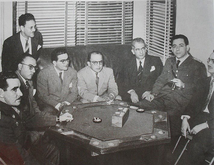 LudusPolitikos's tweet photo. No le pregunten a una mujer su edad
A un hombre su salario
Ni a Rómulo Betancourt qué estaba haciendo con unos militares en 1945 https://t.co/l3rGRyUWLV