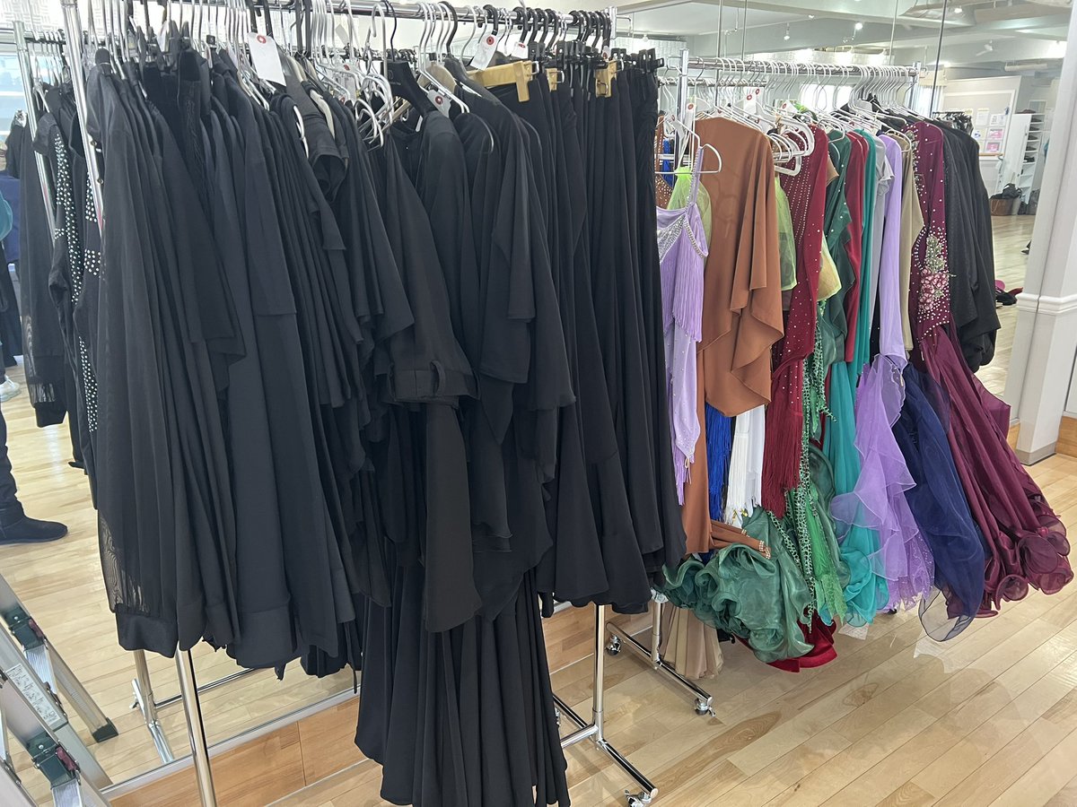 jun3_mtik's tweet photo. ガレッジセール開催するよ《突然今日》
本日12時〜17時まで
シューズ、ドレス、洋服、バッグの中古販売をします。暇つぶしに来てごらん。なんか買っちゃうよきっと。

一例　

ダンスドレス(トライアルにいいかも)(だとしても安すぎる)
➡︎5,000円〜10,000 https://t.co/qj0abnkNvN
