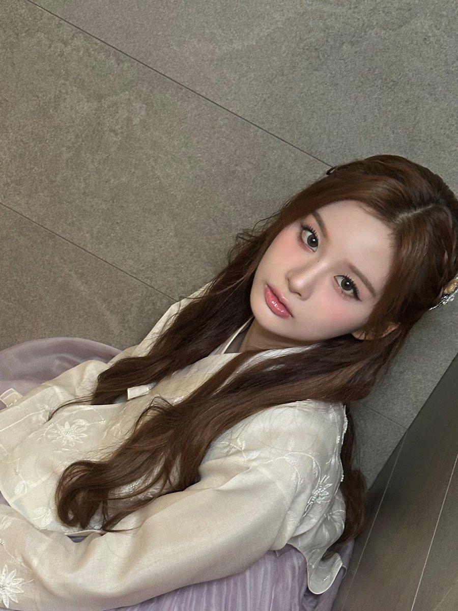 Sullcoon's tweet image. Beberapa foto ini diambil sebelum hari raya Seollal. Aku senang sekali karena bisa memakai hanbok kesayanganku saat menjadi pembawa acara di MBC Music Core ૮ ˶ᵔ ᵕ ᵔ˶ ა