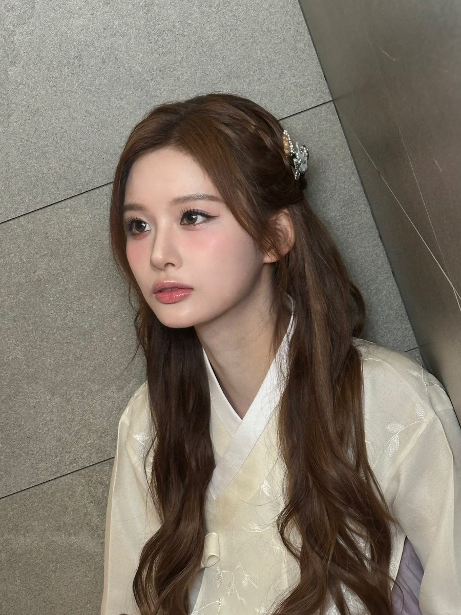 Sullcoon's tweet image. Beberapa foto ini diambil sebelum hari raya Seollal. Aku senang sekali karena bisa memakai hanbok kesayanganku saat menjadi pembawa acara di MBC Music Core ૮ ˶ᵔ ᵕ ᵔ˶ ა