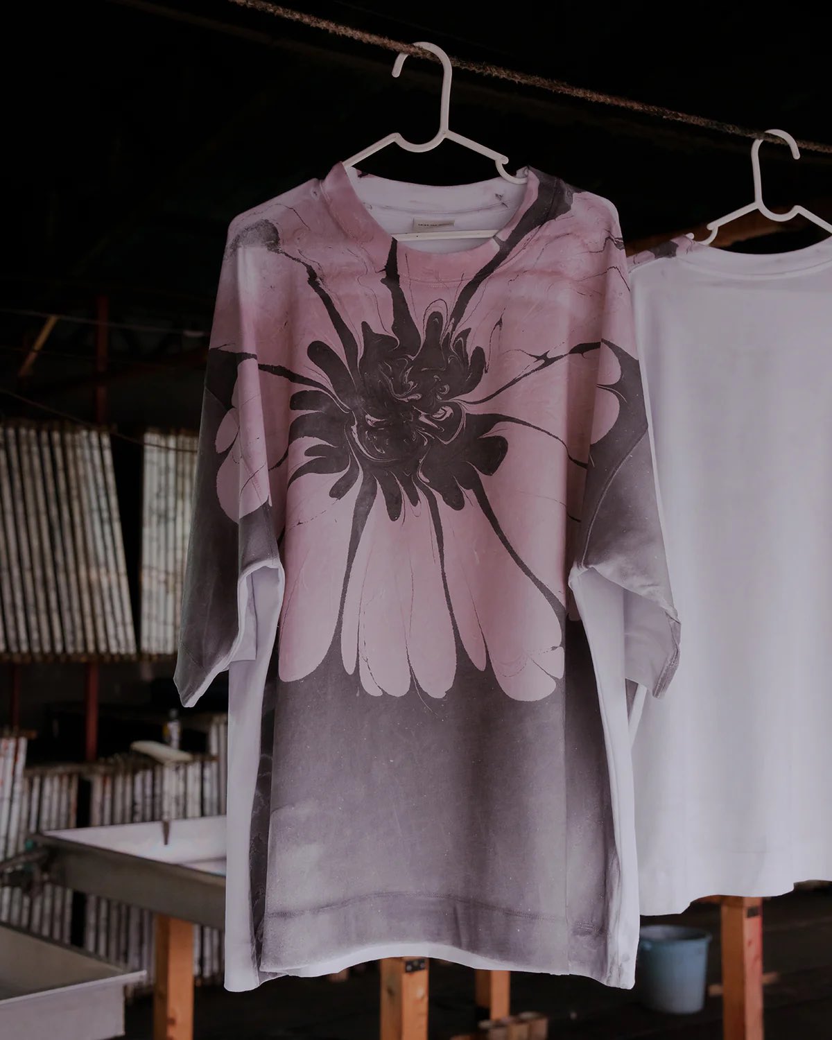 dries van noten 墨流し　シャツ Dries Van Notenのブラック＆グレー シルク 半袖シャツがセール中