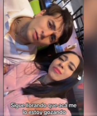 _Sae_delaWAA's tweet photo. @DalasReview @diealiss @DalasReview Dale sigue defendiendo a la persona que le daba igual todo y seguía haciendo videos con el como si nada🤣Y se juntaba con comunidades que se burlaban de ella como por ejemplo "chola" o su caso delicado, pero a ella no le importaba nada de eso y te vio la cara de🤡 https://t.co/E2op2VqRqq