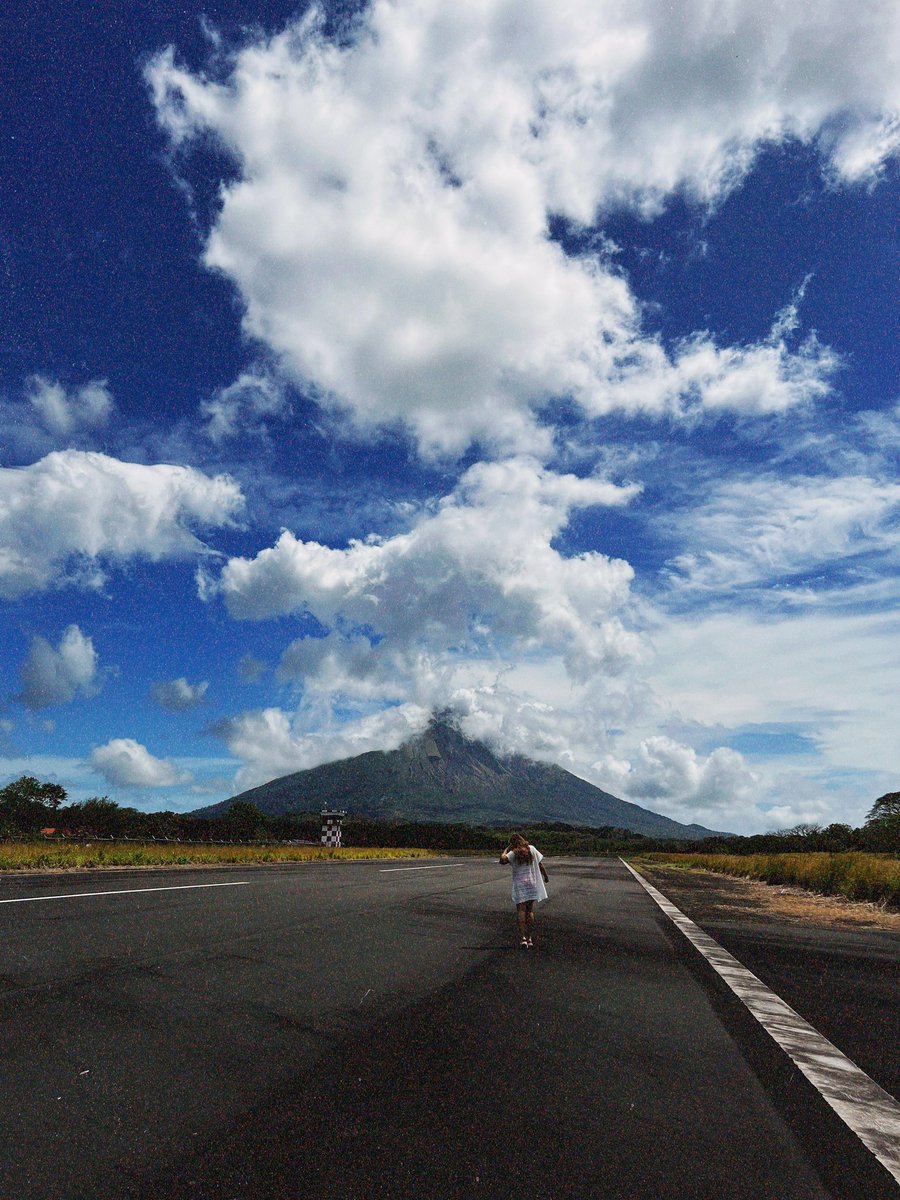 Si alguna vez soñaste con un destino que combine volcanes imponentes y paisajes de ensueño dignos de una postal, Ometepe es ese lugar🏔️🌊 

¿Ya lo agregaste a tu lista de destinos por conocer?

📸 @yahirinevelasquez_ 

#VisitNicaragua 
#Nicaragua 
#Ometepe 
#IslaDeOmetepe