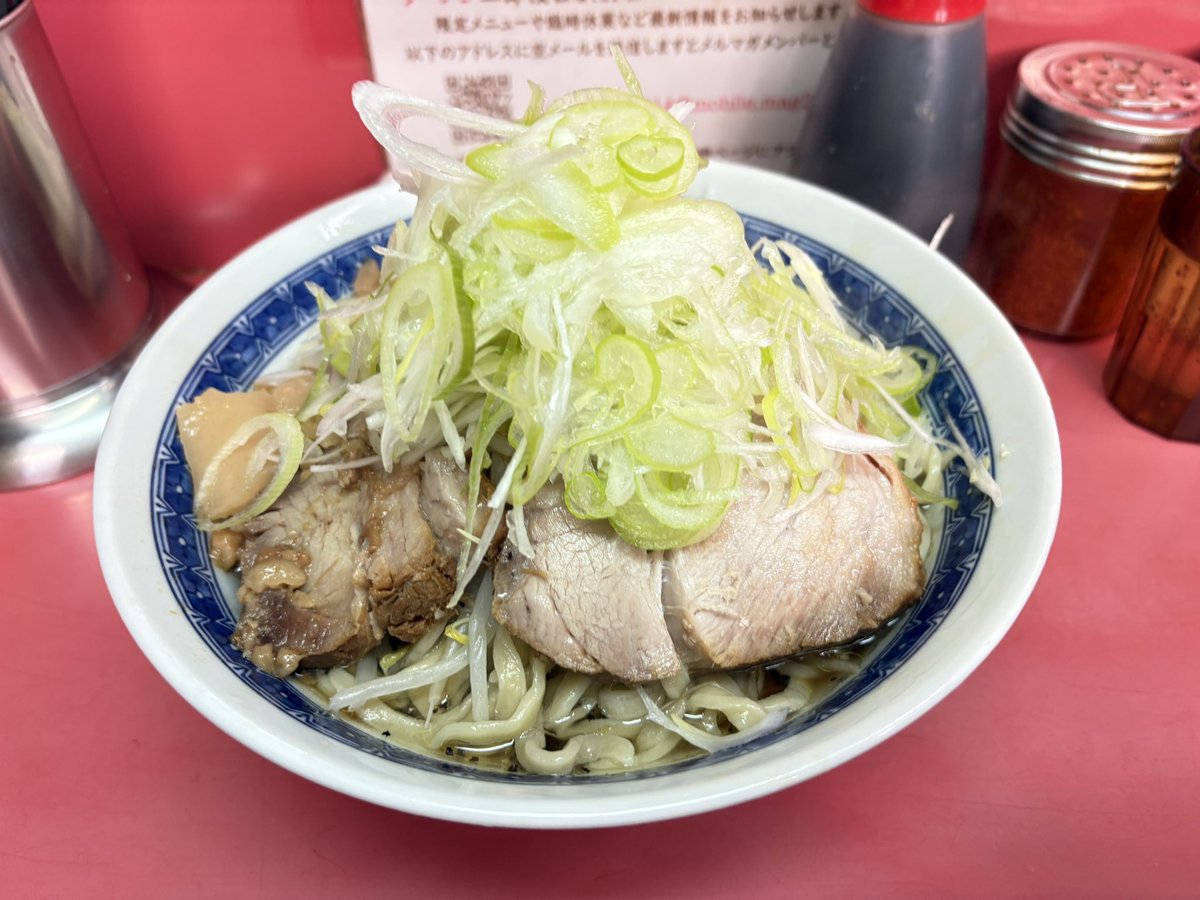 ラーメン二郎 桜台駅前店

小ラーメン     ¥950
ねぎ                ¥100
汁なし変更     ¥0

コール: やさい少なめアブラ

半年近く振りのサクジ
初めての汁なし変更！

デフォルトが1番イイかな！