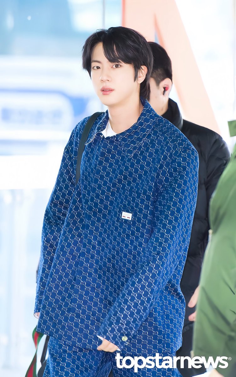 jinniesarchives's tweet photo. Even after staying up all night, he is still stunning✨

HAVE A SAFE FLIGHT JIN
#JinxGucci #GucciFW25 
#mfw #Jin #Gucci @gucci https://t.co/XLQhbqhDCI