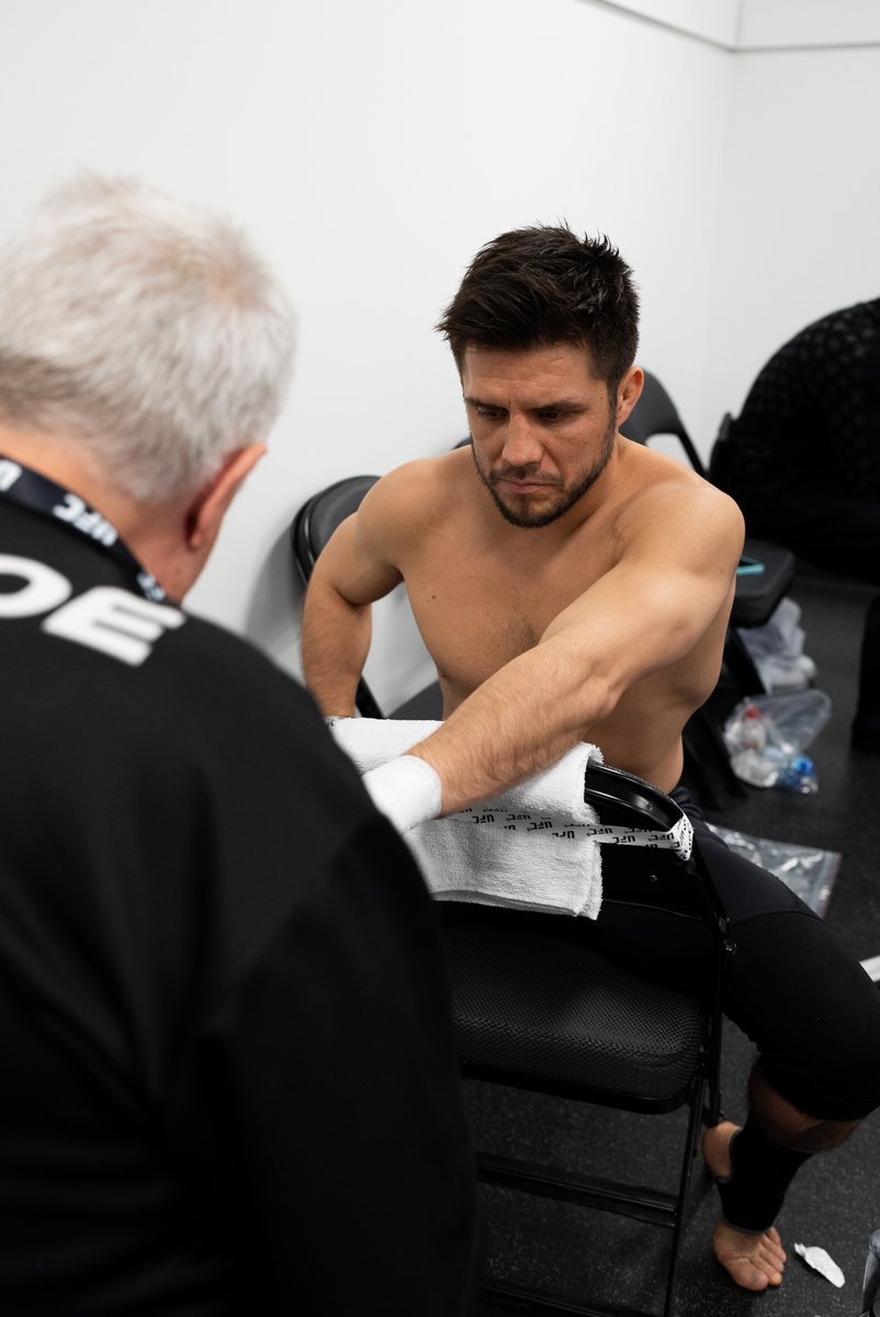 ufc's tweet photo. Wrapped and ready 😤

Our #UFCSeattle main event is just two fights away! https://t.co/orSqXCWhiU