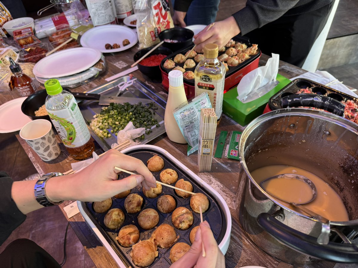 groove_on_x's tweet image. 昼の部の貸切イベントはたこ焼きパーティー🐙🎉
クリプト業界のメンバーが集まり、美味しいたこ焼きを囲んで交流を深めています🍻✨
カジュアルな雰囲気ながらもWeb3の話題が飛び交い、普段は聞けないようなディープな話も🤫

Crypto Lounge GOXではコミュニティ向けの貸切イベントも大歓迎です✨