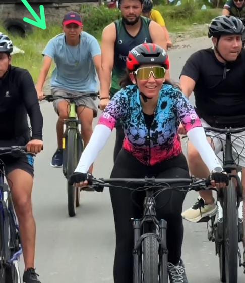 ⚫ Luisa González bien equipada practica ciclismo en Manabí, con bicicleta de $5000 dólares, casco, gafas  guantes, reloj, ropa, zapatos, guardaespaldas, y carro, mientras la gente pobre de Manabí sin nada para practicar el deporte.