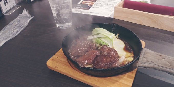 郷土料理店はどこも満席満席行列。さて飯はどうするかなと思ってた時ふと思った。「肉食いてぇ」と。しかし道後で焼肉屋なんかあるの?と思ってたら……見つけた。レストラン&amp;バーの「HARAMIYA」。ドン・ナチョブランコというテキーラとハラミ焼き!やわらかい!あつい!たいへん美味しい!! 