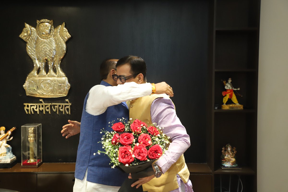 AtifRasheed80's tweet photo. दिल्ली सरकार में गृहमंत्री , शिक्षा व पावर और शहरी विकास मंत्री बनने पर बड़े भाई @ashishsood_bjp जी से मिलकर उनको मुबारकबाद दी। 
हमेशा ही यह मेरे लिए बड़े गर्व की बात होती है की जब भी मैं विद्यार्थी परिषद के समय से मेरे गाइड, मेरे मेंटर रहे बड़े भाई आशीष सूद जी से मिलता हूँ, उनके जीवन का संघर्ष और पार्टी व विचारधारा के लिए उनका कमिटमेंट हम सबके लिए प्रेरणा दायक है।