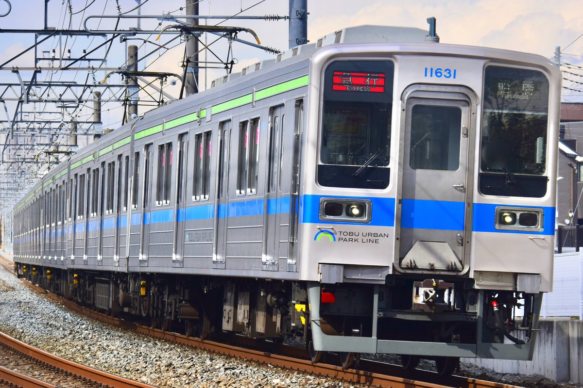 SNOOPY1T0K4's tweet photo. 2025/2/22(土)
タイミングがよくたまたま東武8000系8111fリバイバル塗装を記録する事ができました。
8111f・11633f : 普通 柏
11631f : 急行 船橋
#東武鉄道 #東武アーバンパークライン #東武8000系 #8111F #東武鉄道杯少年野球大会メモリアルトレイン #10030系 #11633F #11631F #流山おおたかの森 https://t.co/gAFnZWpyFs