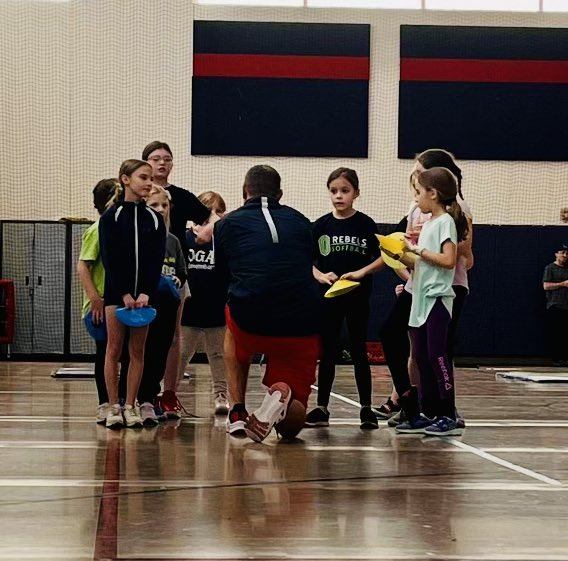 BraveFastpitch's tweet photo. Day one of our annual Youth Clinic is in the books! Great work by our #FutureBrave #together https://t.co/tlM1H2SoI3