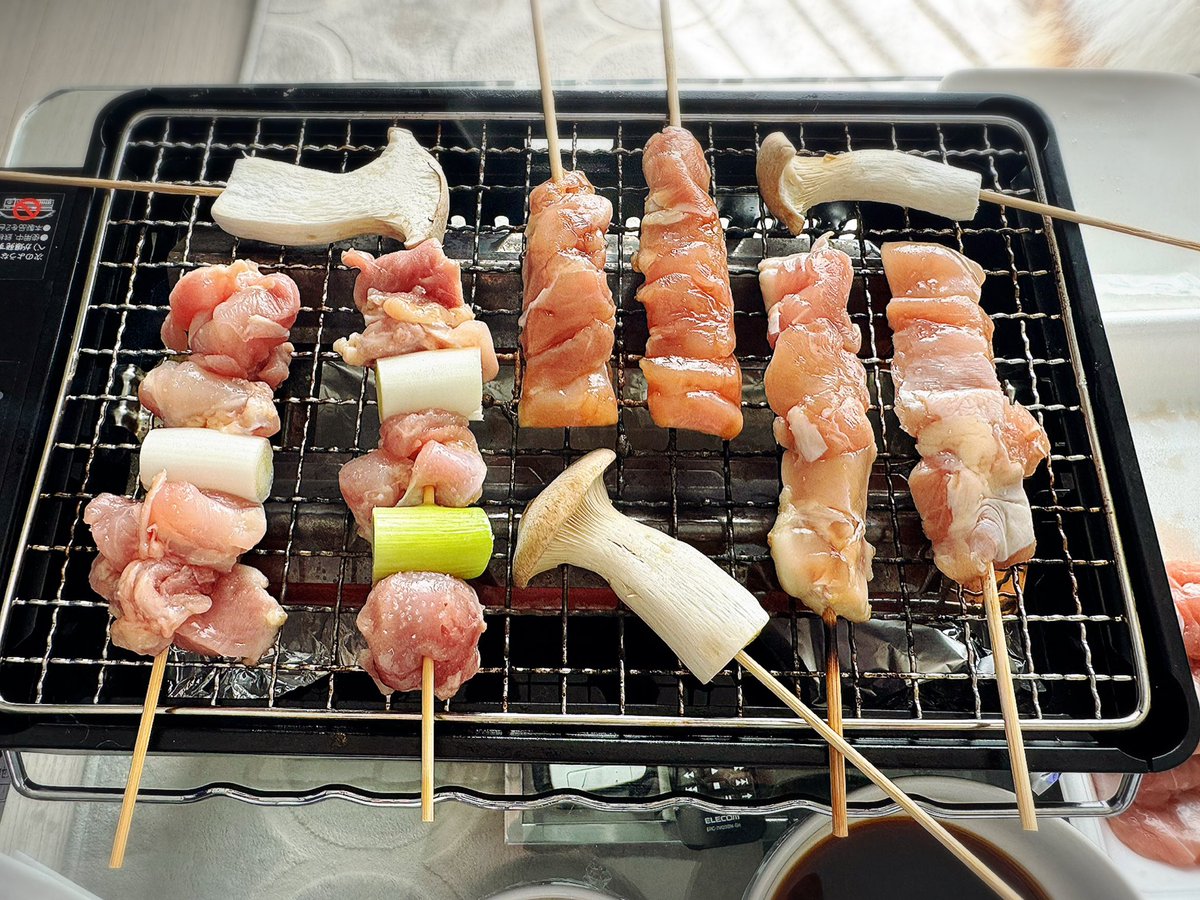 daia_nero's tweet photo. 今日の昼飲みのおつまみは、焼き鳥🐥自宅に炉端焼き機を買ったので焼いたょ♪ダイアは基本塩派だけど、２本だけタレで😌

#昼飲み
#炉端焼き
#焼き鳥 https://t.co/JiogFJn8Uy