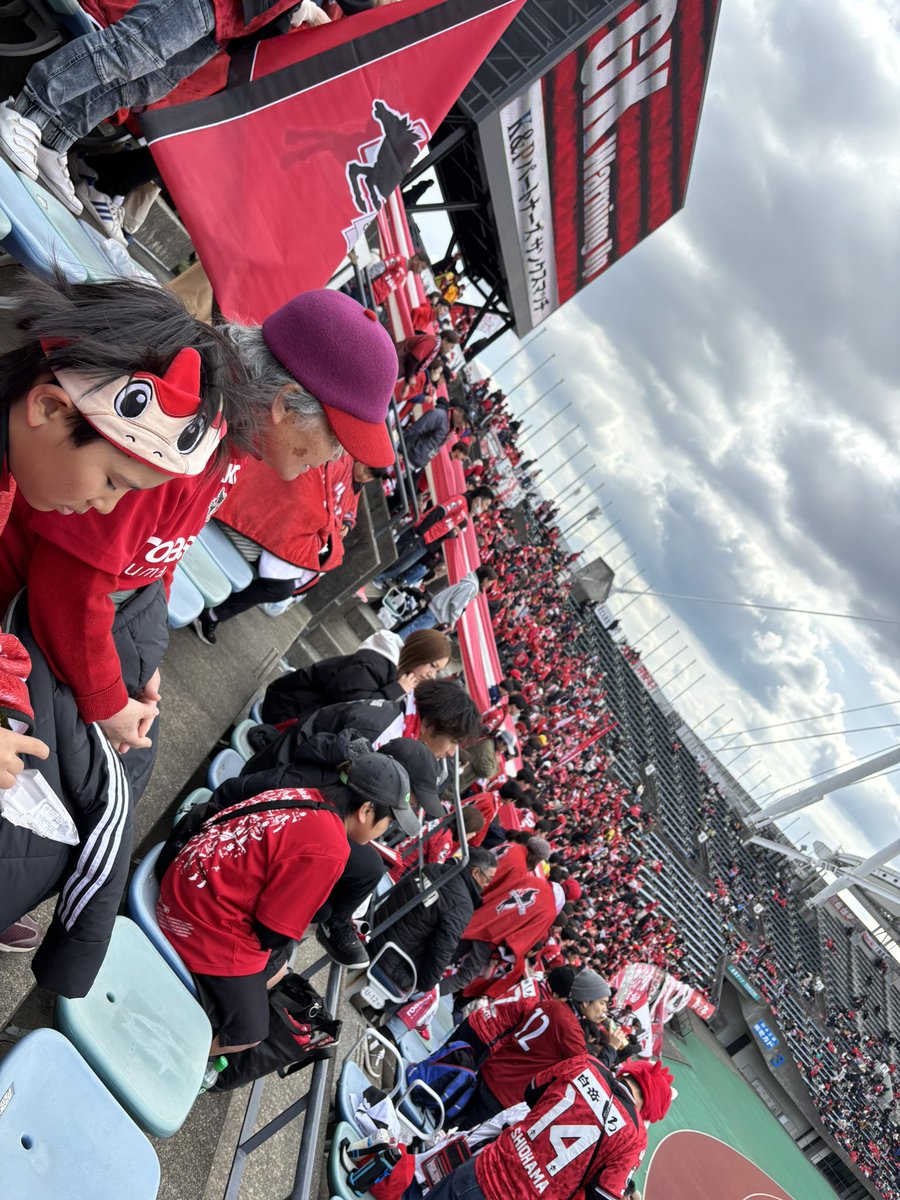 CNOPIN's tweet photo. ということで急遽ゴール裏！！
ばーば(81)初参戦！！カモンロッソするぞー！！ https://t.co/xQ2M7gswRA