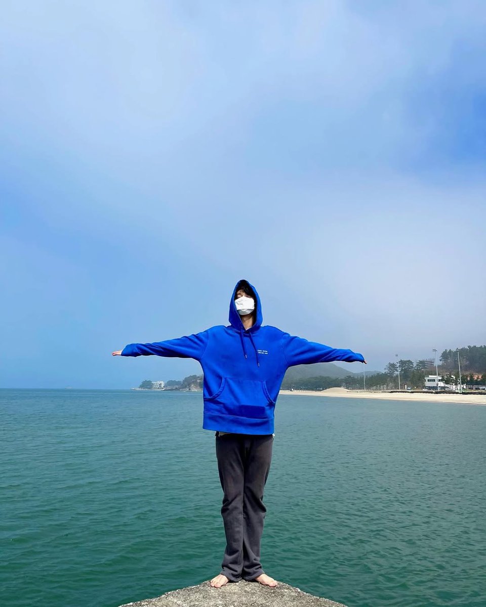 Dozyun's tweet image. 맑고 상쾌한 날, 신선한 바닷바람을 맞으며 해변을 거닐며 마음을 정화했습니다. 상쾌한 바다 공기를 깊이 들이마시며 그 순간을 즐겼습니다. 또한, 그 아름다운 순간을 사진으로 남겼습니다.