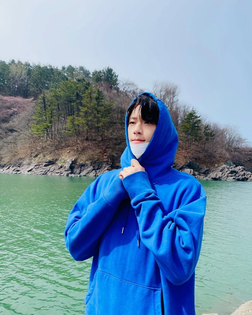 Dozyun's tweet image. 맑고 상쾌한 날, 신선한 바닷바람을 맞으며 해변을 거닐며 마음을 정화했습니다. 상쾌한 바다 공기를 깊이 들이마시며 그 순간을 즐겼습니다. 또한, 그 아름다운 순간을 사진으로 남겼습니다.