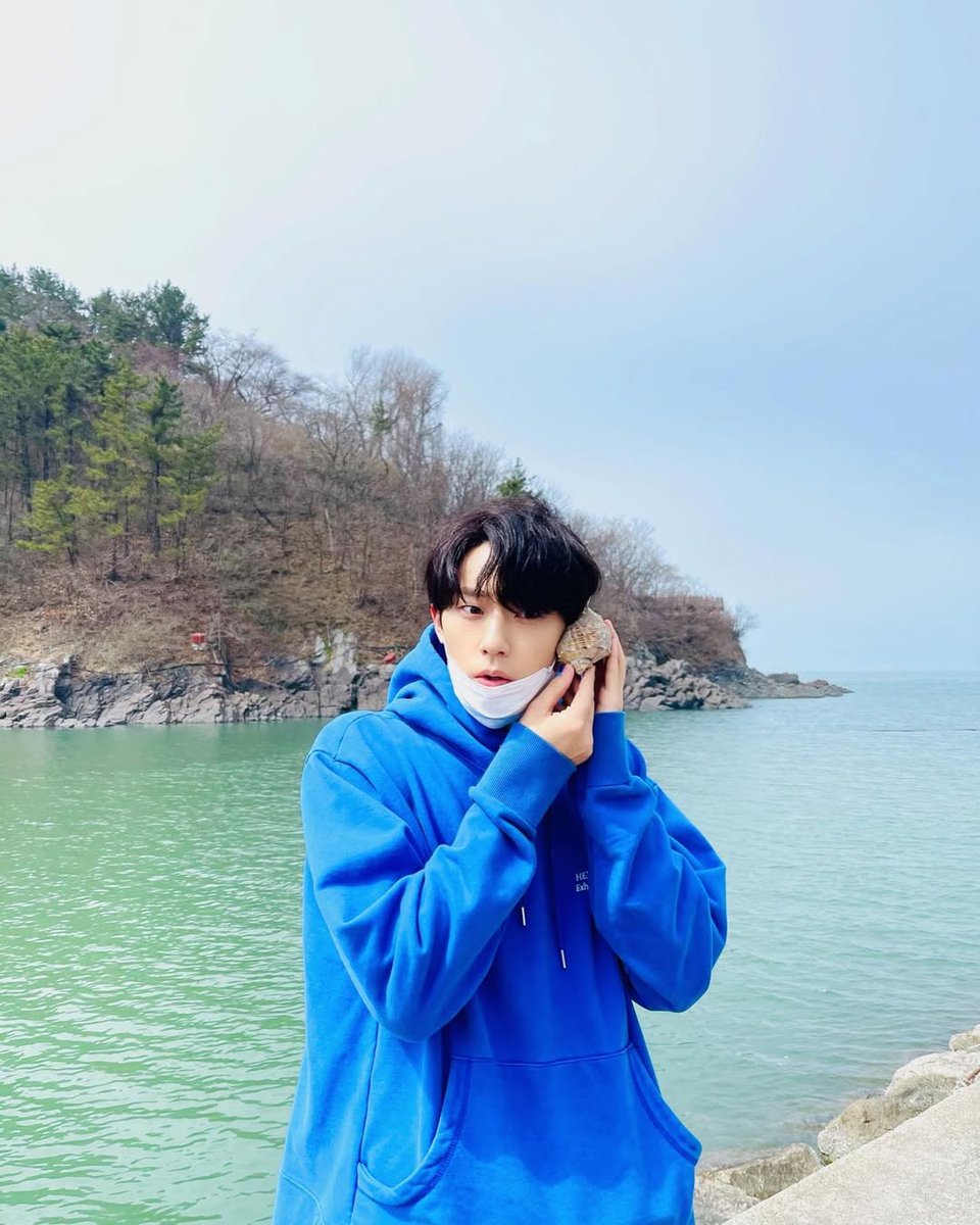 Dozyun's tweet image. 맑고 상쾌한 날, 신선한 바닷바람을 맞으며 해변을 거닐며 마음을 정화했습니다. 상쾌한 바다 공기를 깊이 들이마시며 그 순간을 즐겼습니다. 또한, 그 아름다운 순간을 사진으로 남겼습니다.