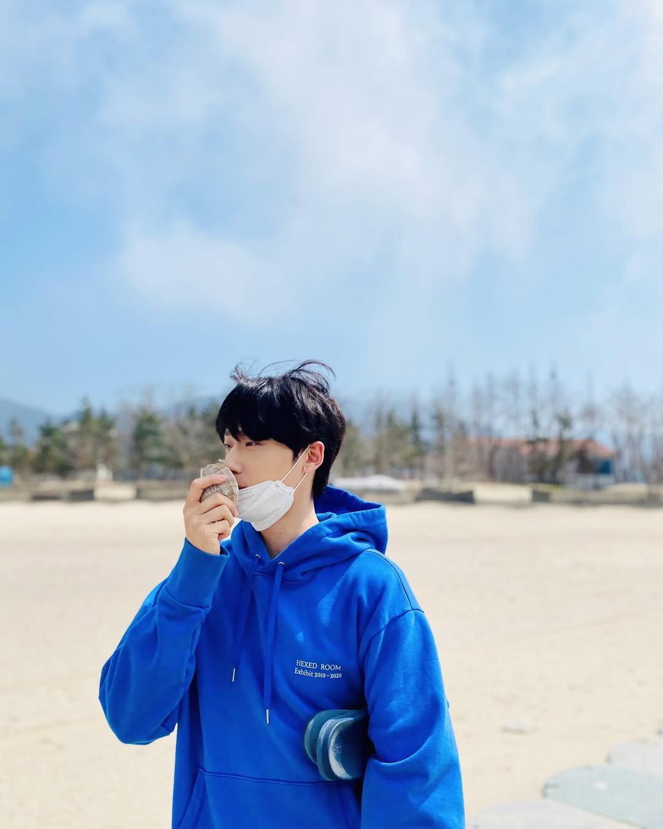 Dozyun's tweet image. 맑고 상쾌한 날, 신선한 바닷바람을 맞으며 해변을 거닐며 마음을 정화했습니다. 상쾌한 바다 공기를 깊이 들이마시며 그 순간을 즐겼습니다. 또한, 그 아름다운 순간을 사진으로 남겼습니다.