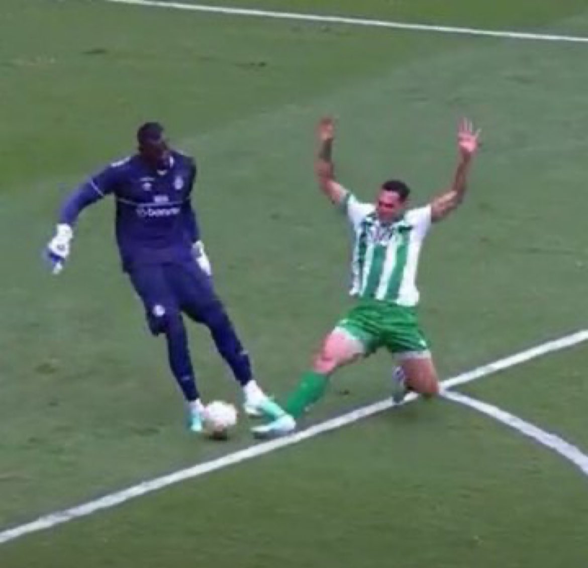 Gutowpf's tweet photo. Alguém conseguiu entender os critérios do var aqui? https://t.co/fmIfqUfGnW