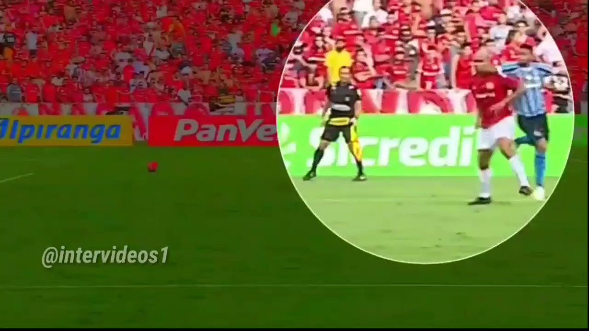 Gutowpf's tweet photo. Alguém conseguiu entender os critérios do var aqui? https://t.co/fmIfqUfGnW