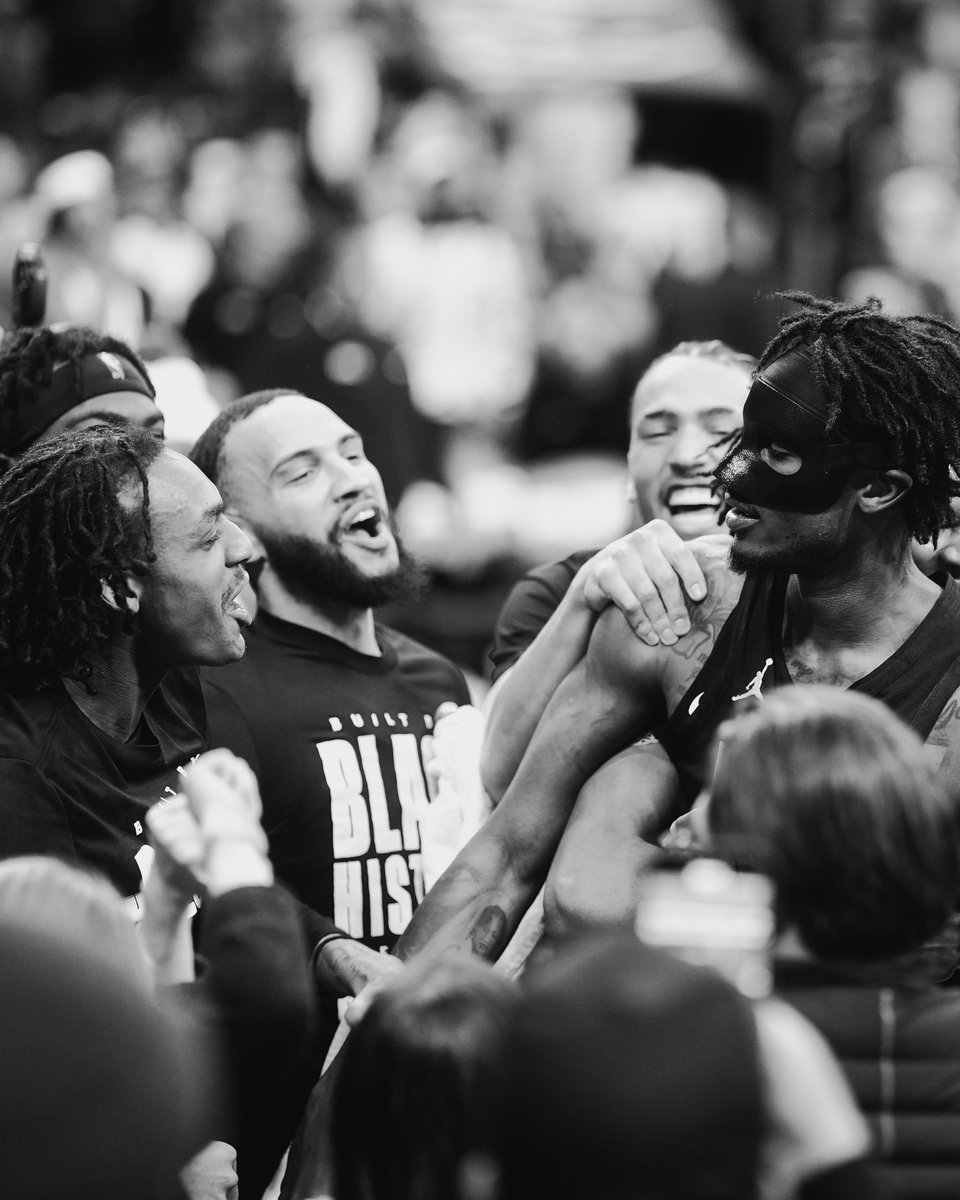 BrooklynNets's tweet photo. Have a night @_claxton33!

🔥 16 PTS
🔥 9 REB
🔥 3 AST
🔥 5 BLK
🔥 FIRST-CAREER GAME-WINNER!!! https://t.co/tHmqRyujh2
