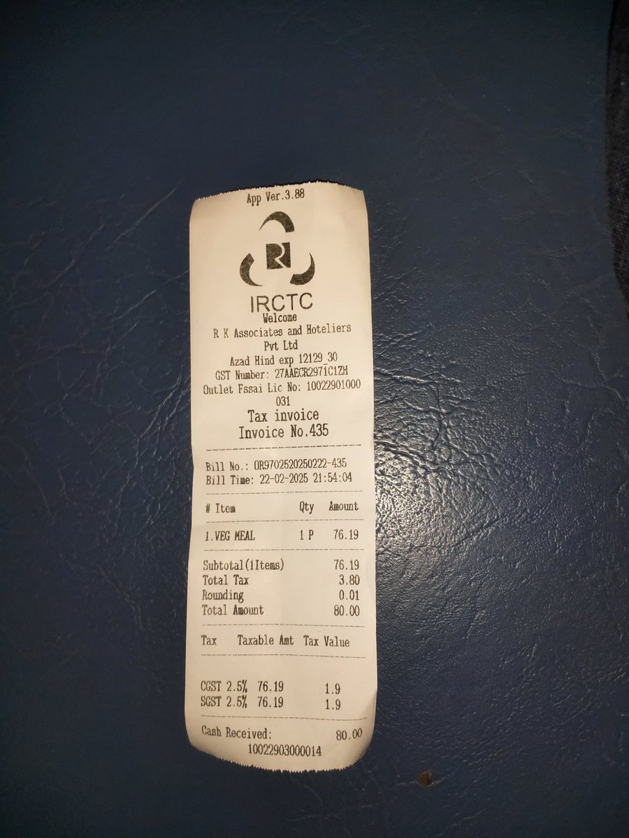 krishnajikrish's tweet photo. I was travelling on 21/02/2025 in Azad Hind Exp 12130,My PNR no. was 6448744856,my couch was S3-13.I have ordered the standard veg Food by IRCTC contractual Staff,he given me thefood but when I have asked to give a Big Plate he didn't.I want to know that I should get Plate or not https://t.co/X5F1F2JuJn