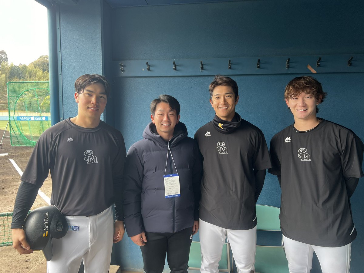 shogo2c's tweet photo. ソフトバンクのキャンプということで、

慶應の先輩、同期、後輩の3名にも会えました😊
とにかく体がでかい。笑

皆さんの今年の活躍を期待しています！
お互いに頑張りましょう💪 https://t.co/mdICbL5WO3