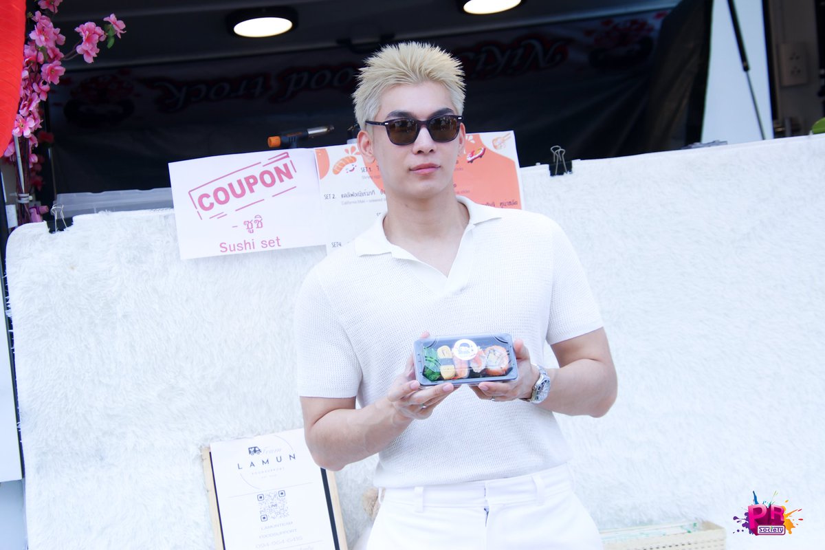 PRSocietyNews's tweet photo. หนุ่ม "มิว ศุภศิษฏ์" ร่วมชมฟู้ดทรัคที่แฟนๆเตรียมมาให้ในวันเกิด กับงาน "อิ่มบุญ สุขใจ กับ มิว ศุภศิษฏ์"✨✨ (3)

MEW BD MERIT 25 
#อิ่มบุญสุขใจกับมิว2025
#MewSuppasit
#มิวศุภศิษฏ์ https://t.co/UwfaJf1FyR