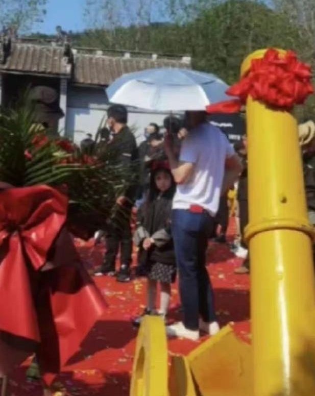 AlittelAlittle's tweet image. เซี่ยนเซี่ยนแด้ดดี้ แต่งตัวไปทำงานชิลมากก
"ทำไมน่ารักขนาดนี้อ่ะ สีนี้เข้ากับSmart Watch Kids ด้วย" 

#ShootingStars #เมื่อดวงดาวส่องแสง #หมู่ดาวฉายฉานเมื่อปณิธานฉายแสง
#LiXian #หลี่เซี่ยน