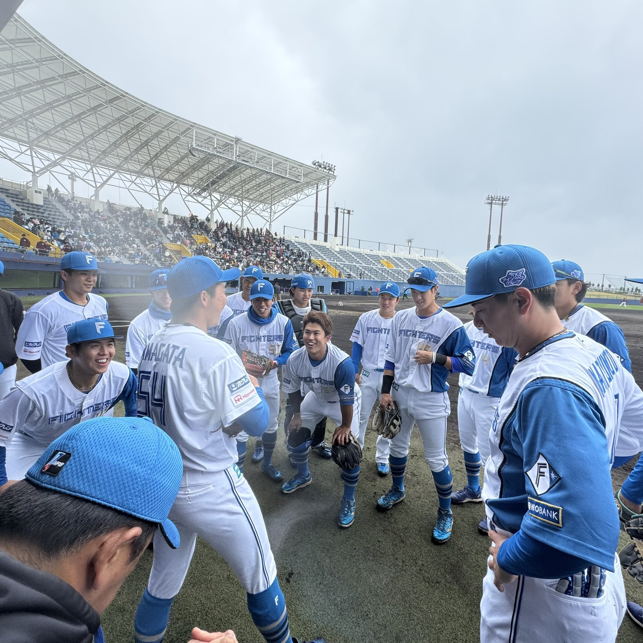 F 北海道日本ハムファイターズフード付きブラック監督・選手愛用