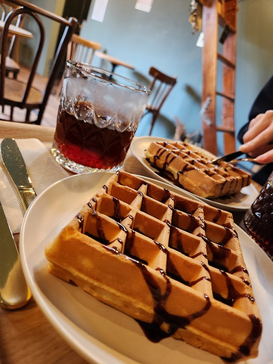 午後もコーヒー。アプリコットフレーバーナンタラと説明を受けたけど、結果ワッフル食べながら飲んだらおいしかった。という。