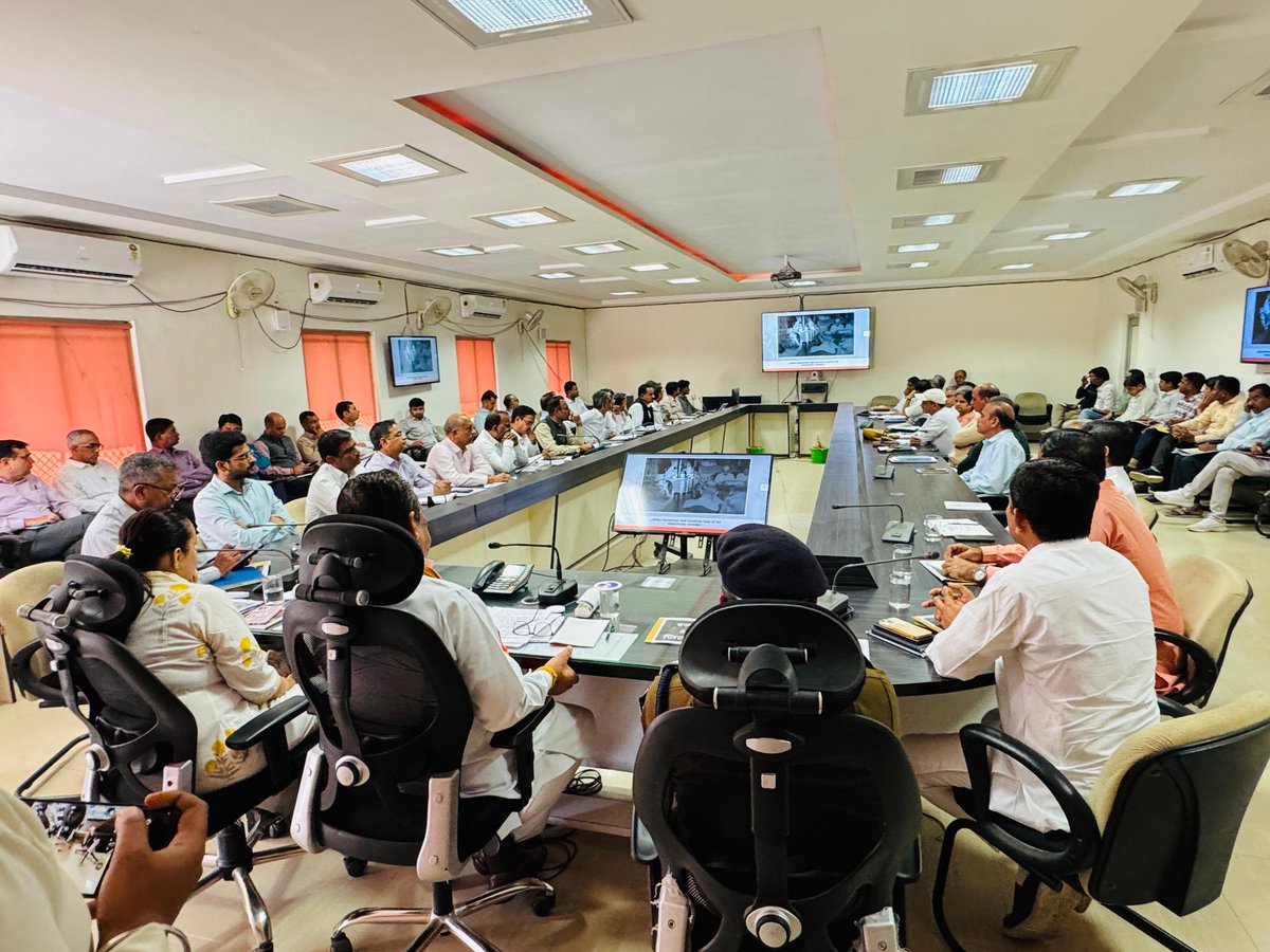 आज बाड़मेर जिला कलेक्ट्रेट सभागार में कैबिनेट मंत्री श्री जोराराम जी कुमावत संग माननीय प्रधानमंत्री श्री <a href="/narendramodi/">Narendra Modi</a> जी के प्रेरणादायक ‘मन की बात’ को सुना। यह कार्यक्रम राष्ट्रहित की भावना को जन-जन तक पहुँचाने का सशक्त माध्यम बन चुका है।
#MannKiBaat #NationFirst <a href="/PMOIndia/">PMO India</a>