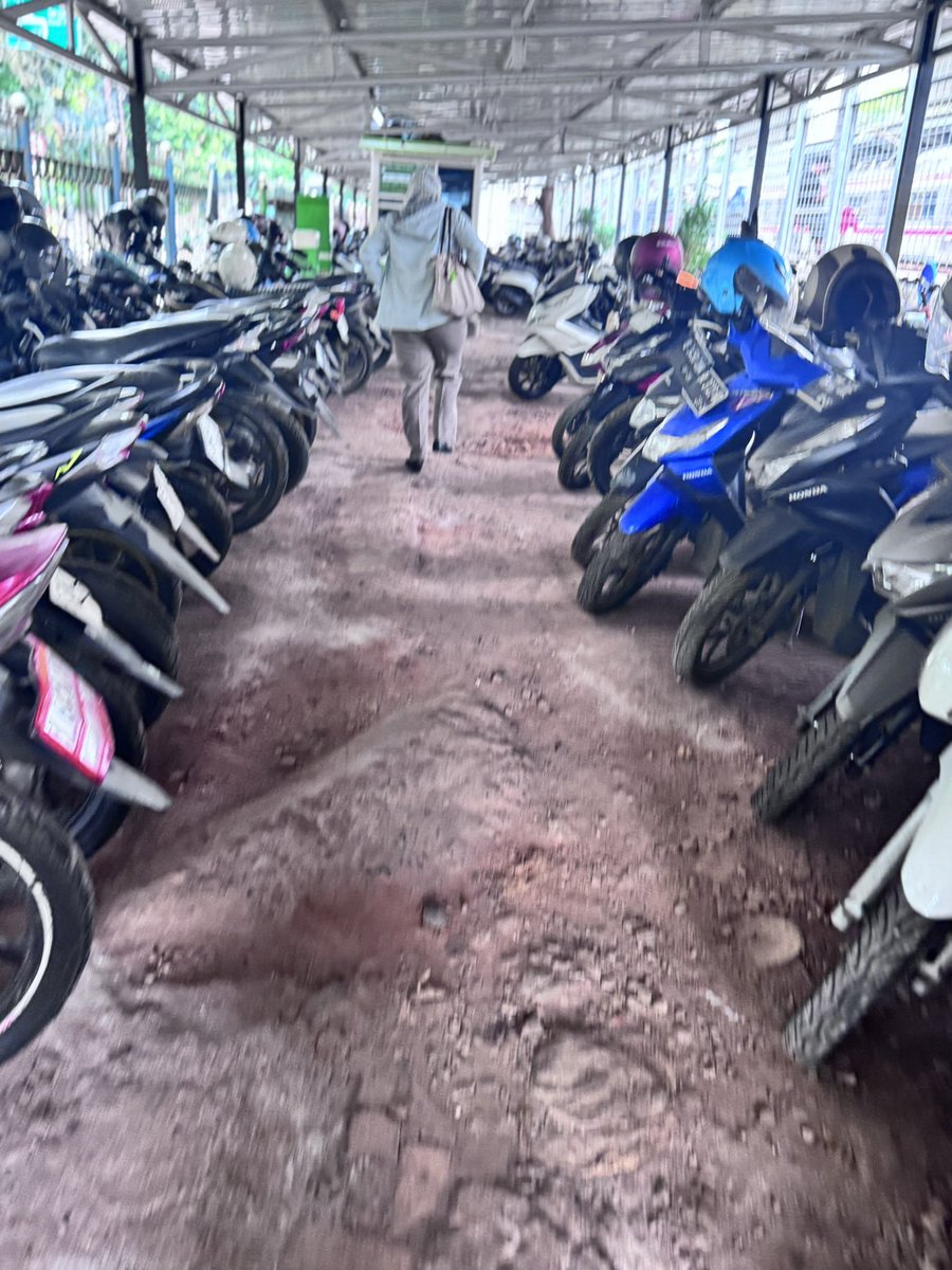 indriaul's tweet photo. @KAI121 @CommuterLine PARKIRAN PALING GA LAYAK,bayar mahal tp
jalannya geradakan, bahayain pengunjung. tolong lah dibenerin!!!!! ini di stasiun duren kalibata https://t.co/c6yYhEe3CN