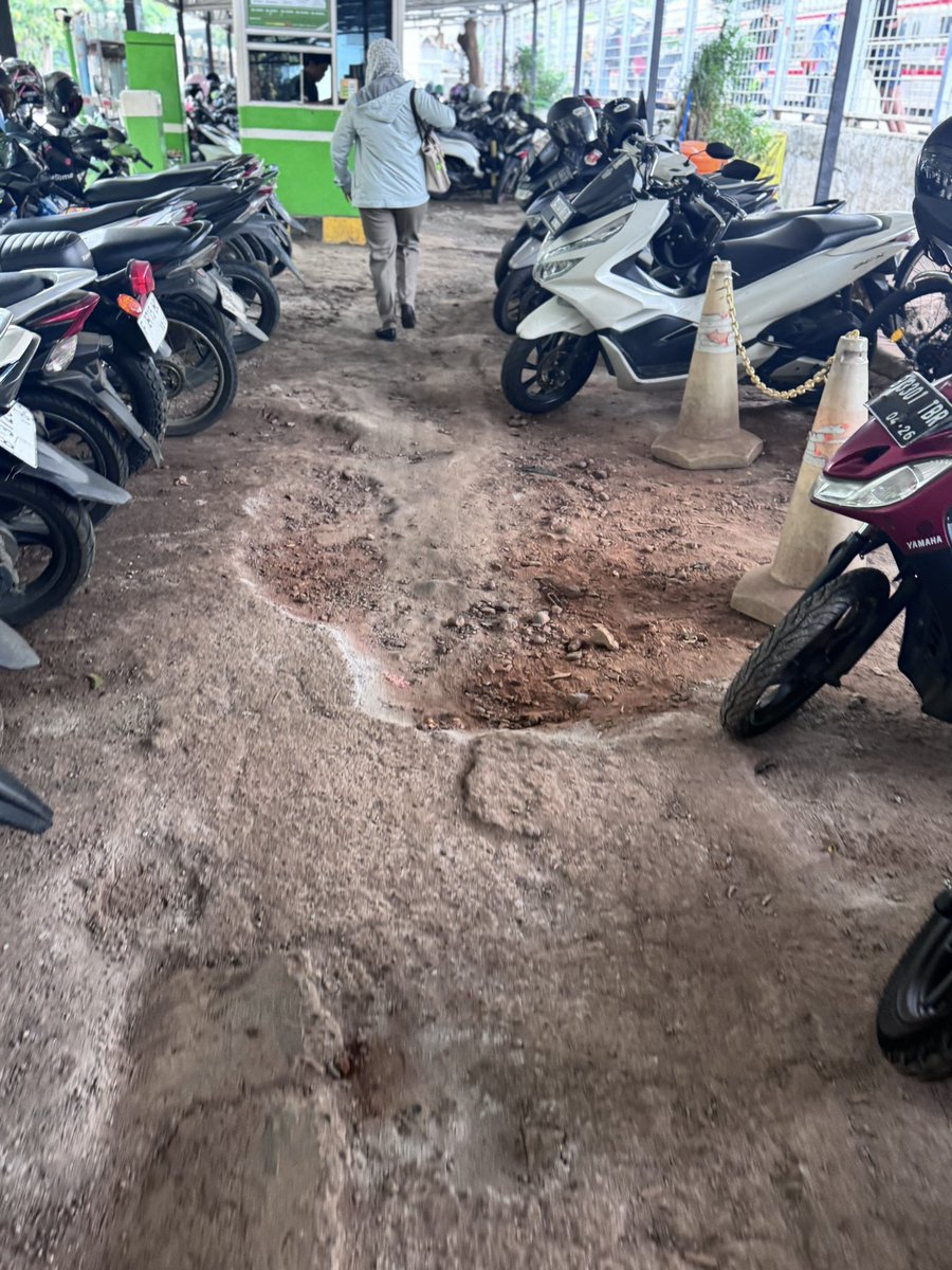 indriaul's tweet photo. @KAI121 @CommuterLine PARKIRAN PALING GA LAYAK,bayar mahal tp
jalannya geradakan, bahayain pengunjung. tolong lah dibenerin!!!!! ini di stasiun duren kalibata https://t.co/c6yYhEe3CN