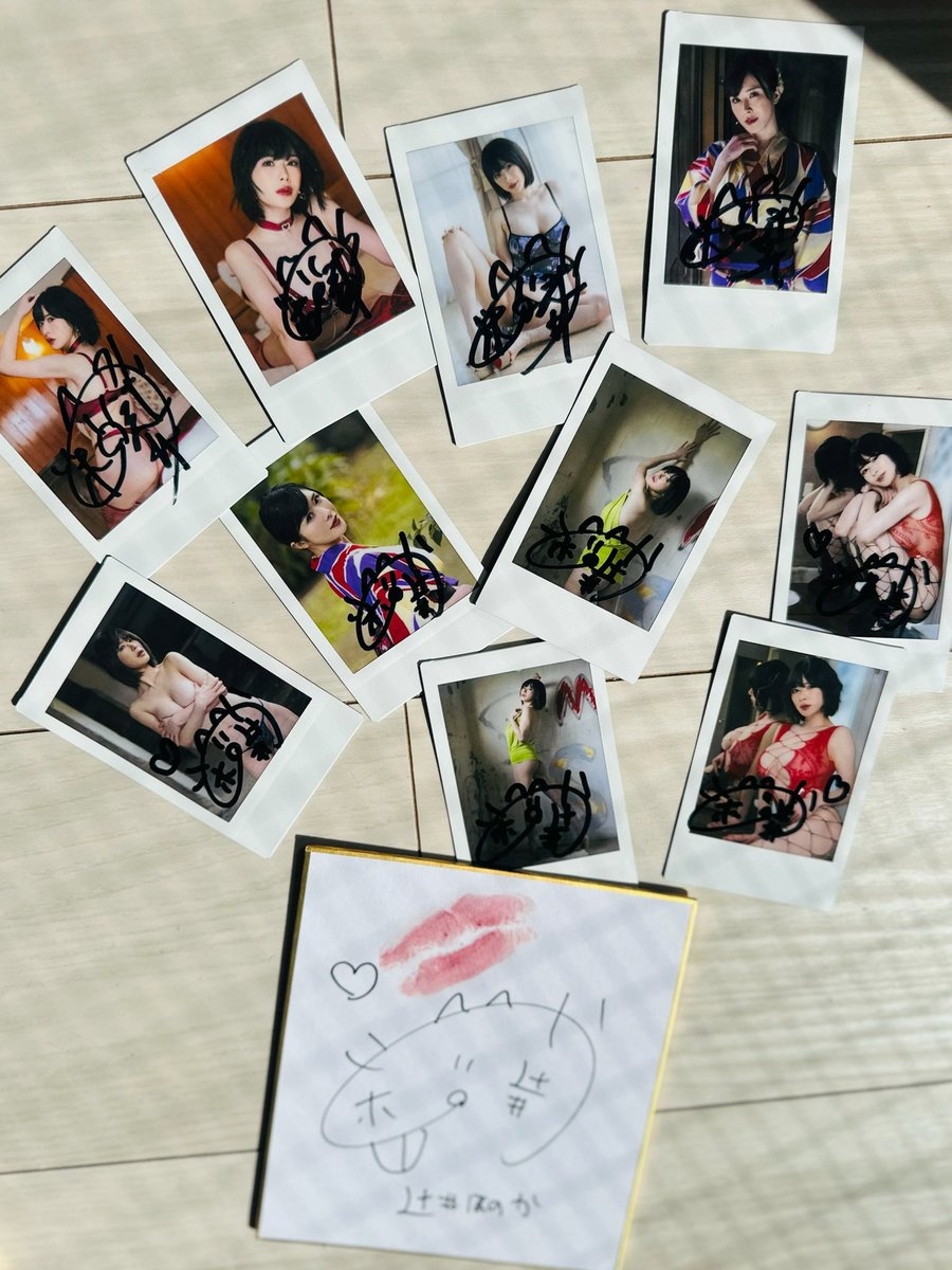 ３月２４日発売写真集『ヘビーな果実』
特典のチェキとキスマーク付きサイン
書いたよ☺️💗可愛いチェキばっかり😍
お楽しみに〜♡
＜通常版＞
https://t.co/4qlCO3TStD
＜Amazon限定版＞
https://t.co/PJDcRy9E7Y https://t.co/bzb7bvX0pF