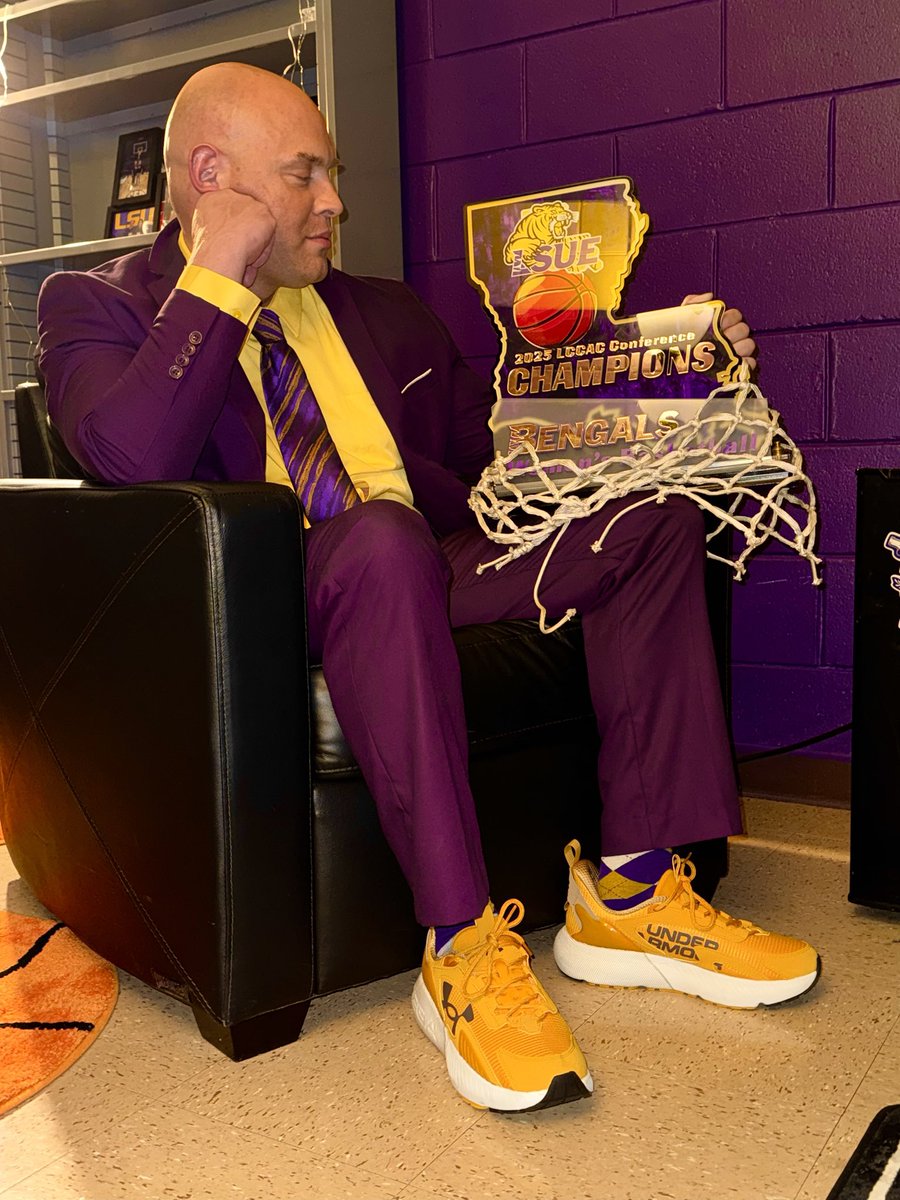 Coach_Beckmann's tweet photo. Rings &amp; Things 🏆💍🐯🏀💜💛 @LSUEBengalsWBB @LSUEBengals https://t.co/yfTxOFooV1
