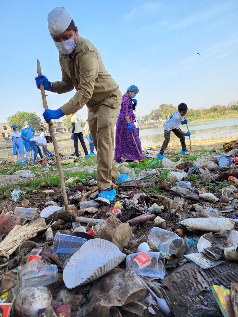 shubh0296's tweet image. Inspired from teachings of Baba Hardev Singh ji maharaj, Volunteers of @santnirankari @sncfoundation taking part in cleanliness drive under #projectamrit at Hamisar lake , #bhuj

#swachhjalswachhmann
#servicewithhumility
#santnirankarimission
#santnirankaricharitablefoundation